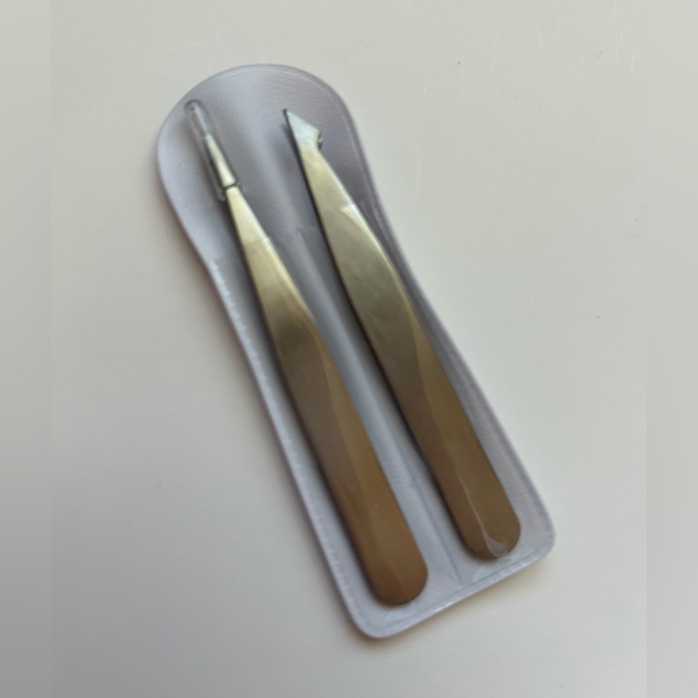 FREE Set of 2 Tweezers (mini)